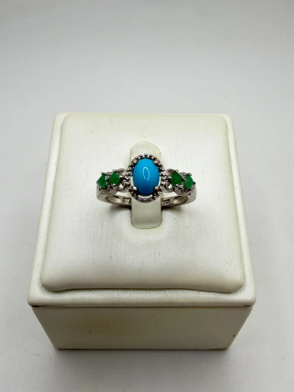NWOT 5x7mm Sleeping Beauty Turquoise Cabochon w/ emerald accent‎ ring in 925!